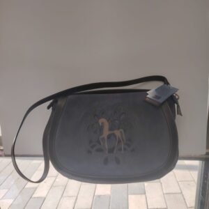Bolso de cuero artesanal con diseño ecuestre