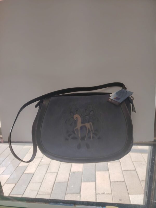 Bolso de cuero artesanal con diseño ecuestre